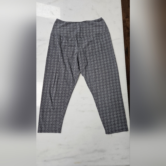 Dressbarn US Large Black And Gray Capri Leggings - Picture 5 of 5